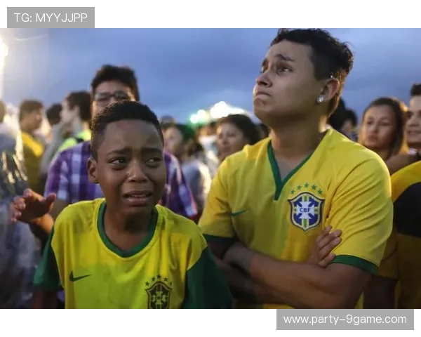 偶遇足球巨星亲身感受赛场外的魅力瞬间与偶像交流的难忘体验