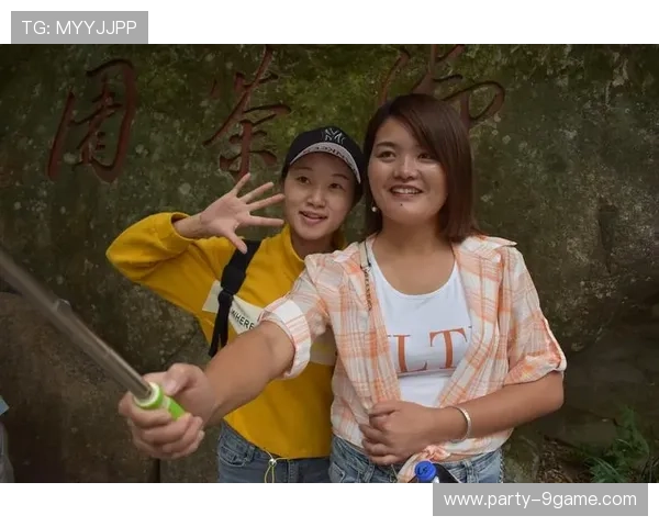 足球明星与小球迷共同承诺携手前行共创未来梦想之路